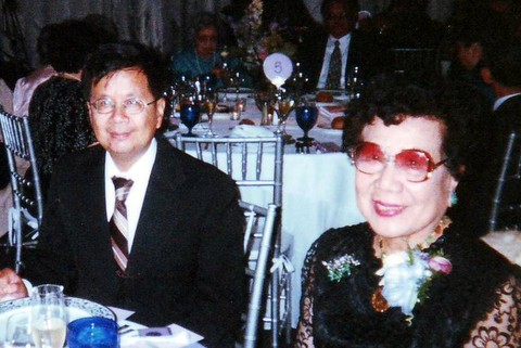 AC -_BEN_-_Burt_and_Mom_at_table