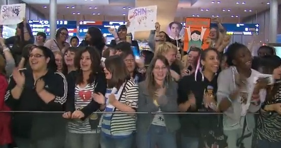 Fans welcome K-Pop stars to Paris-6-2011